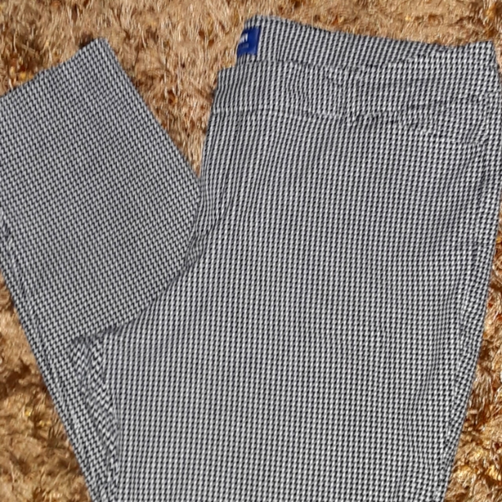 Old Navy Mid Rise Dress Capris